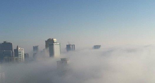 سحب الضباب وهي تخترق مباني سكنية في الإمارات سحب الضباب وهي تخترق مباني سكنية في الإمارات