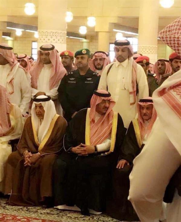 يتقدمهم والده الأمير مقرن وعشرات من الأمراء.. أداء الصلاة على الأمير منصور وتشييع جنازته (صور)