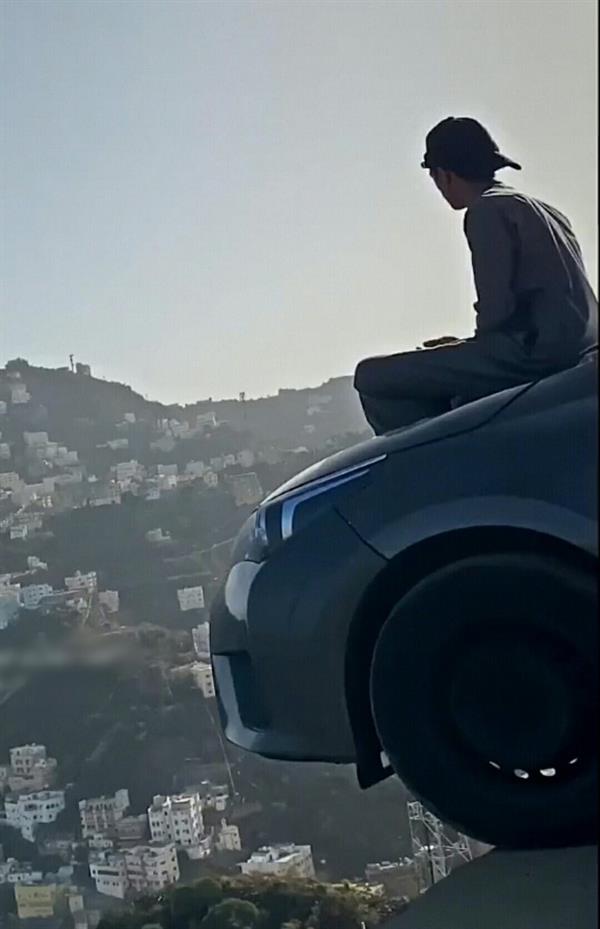 لقطات تحبس الأنفاس.. شبان يستعرضون بسياراتهم ويقفون على حافة مرتفعات فيفاء  