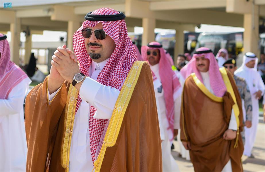 أمير الحدود الشمالية يستقبل الدفعة الأولى من حجاج العراق عبر منفذ جديدة عرعر