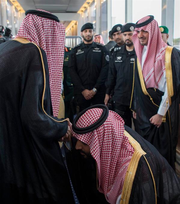 لقطة لولي العهد يقبل قدم خادم الحرمين أثناء وداعه تلفت انتباه متناقليها