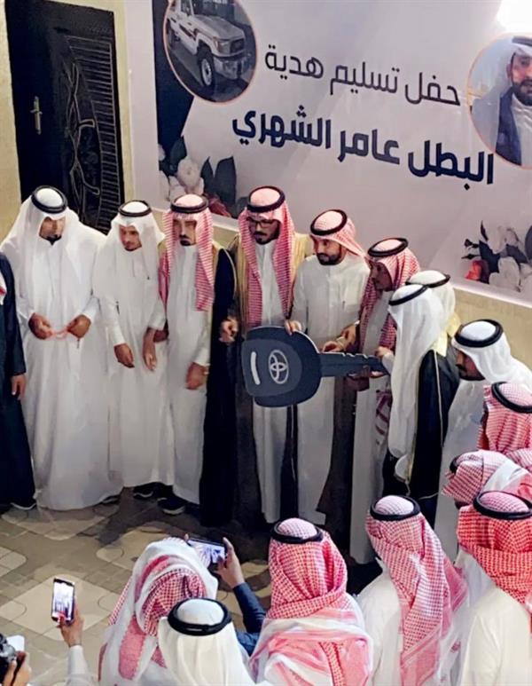 بعد سيارة أمير عسير.. قبائل ثربان تهدي 