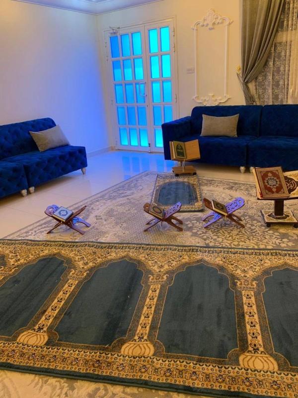  أسر تستعد بمصليات منزلية لأداء التراويح في رمضان