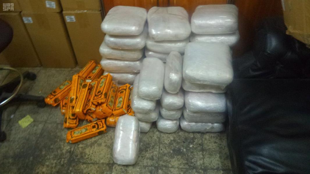 بالصور.. جمرك البطحاء يحبط محاولة تهريب كميات كبيرة من بالصور.. جمرك البطحاء يحبط محاولة تهريب كميات كبيرة من