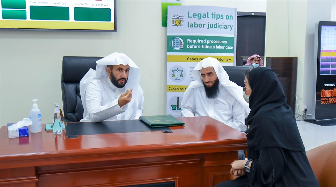 وزير العدل يزور المحكمة العمالية بالرياض بحضور نائبه  