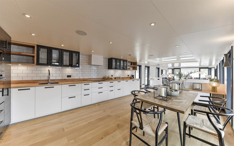 بالصور.. مجموعة من أغلى وأفخم المنازل العائمة في بريطانيا