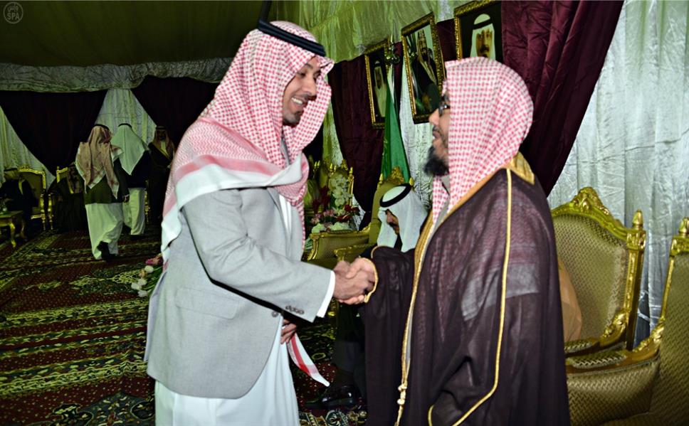 مفتي عام المملكة وأصحاب الفضيلة العلماء والمشايخ يطمئنون على صحة الملك