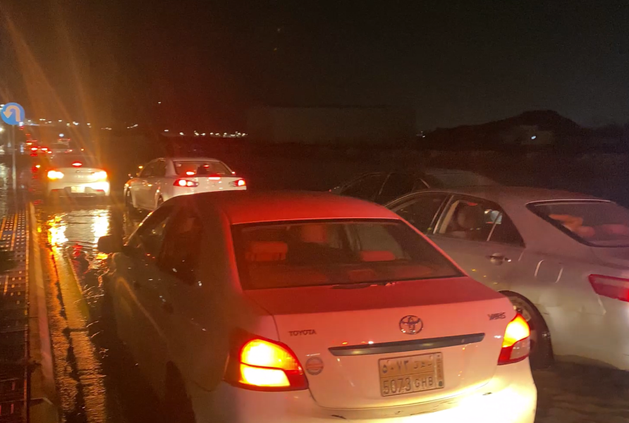 تضرر مركبات وتعطل الحركة بالمدينة بسبب الأمطار