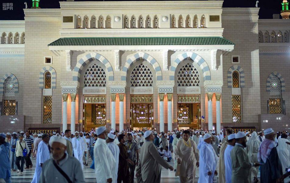 نظام استقبال الزوار في الحرم النبوي.. 100 باب يعمل بها 600 موظف (صور)