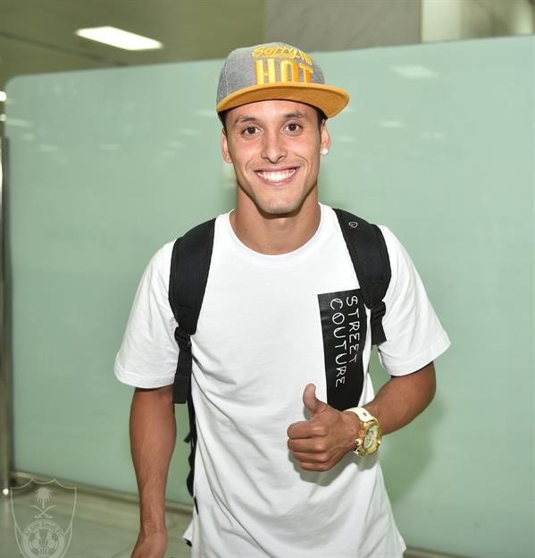 بعد شد وجذب.. محترف الأهلي الجديد ينهي الجدل ويصل رسميا إلى جدة (فيديو)‎