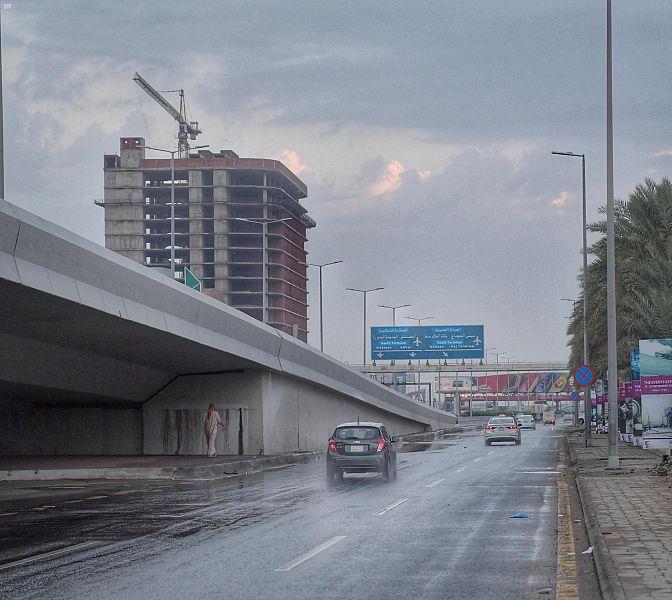 هطول أمطار متوسطة إلى غزيرة في المدينة وجدة.. وتصوير جوي يوثق جريان سيول ينبع