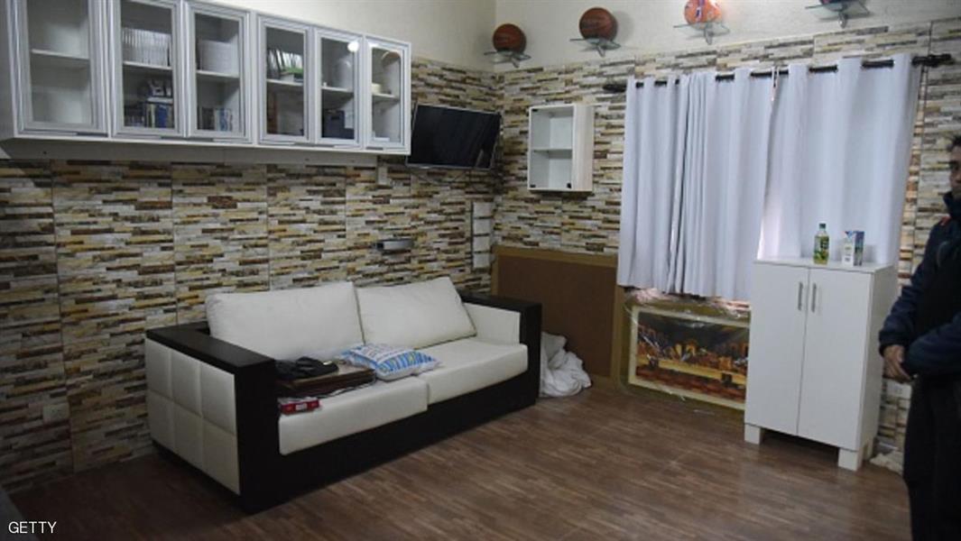  الشرطة تفاجأ بزنزانة 