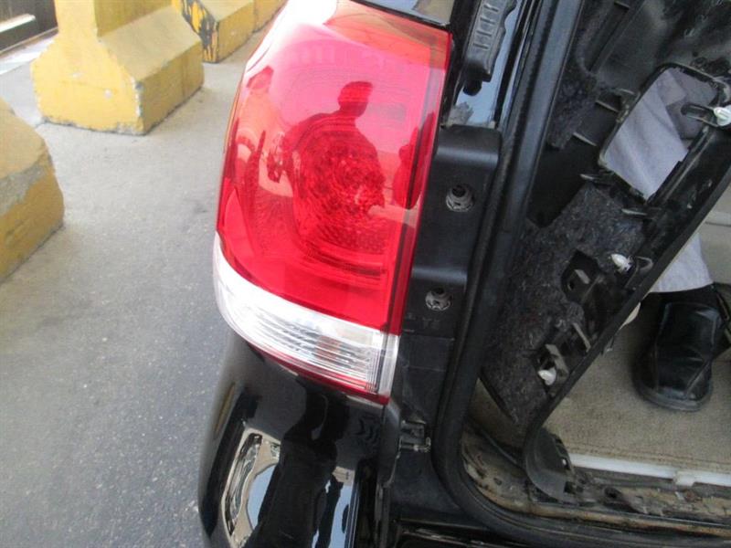 بالصور.. جمرك جسر الملك فهد يُحبط محاولتين لتهريب 87 زجاجة خمر