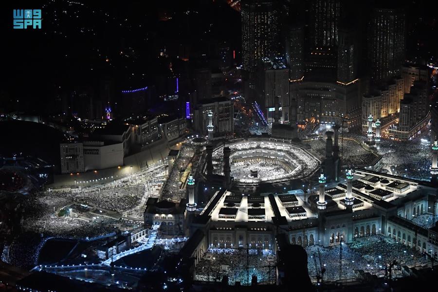 وسط أجواء إيمانية.. قاصدو المسجد الحرام والمسجد النبوي يشهدون ختم القرآن في ليلة 29 (صور) 