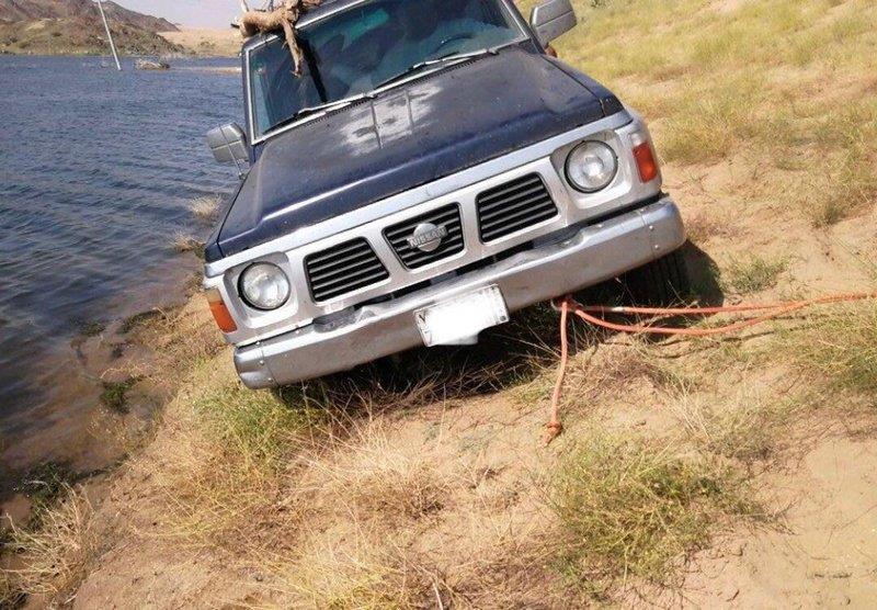 سيارة كادت أن تسقط في بحيرة وادي حلي سيارة كادت أن تسقط في بحيرة وادي حلي