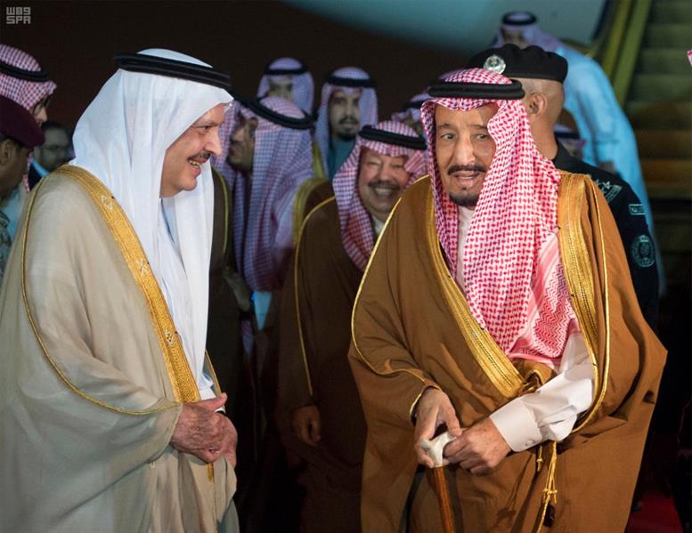 بالصور.. خادم الحرمين يصل الرياض بعد انتهاء جولته الآسيوية  