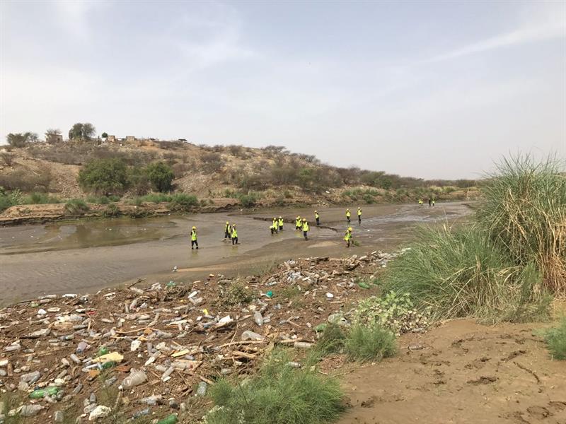 شاهد.. السيل يجرف جثة مقيم 50 كلم.. والدفاع المدني يعثر عليها بعد بحث مضنٍ