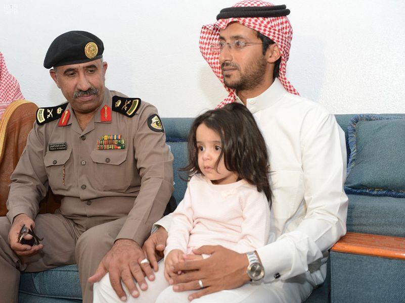 بالفيديو والصور.. أمير عسير يواسي ذوي الفقيد الشهري المرافق الشخصي للأمير الراحل منصور بن مقرن