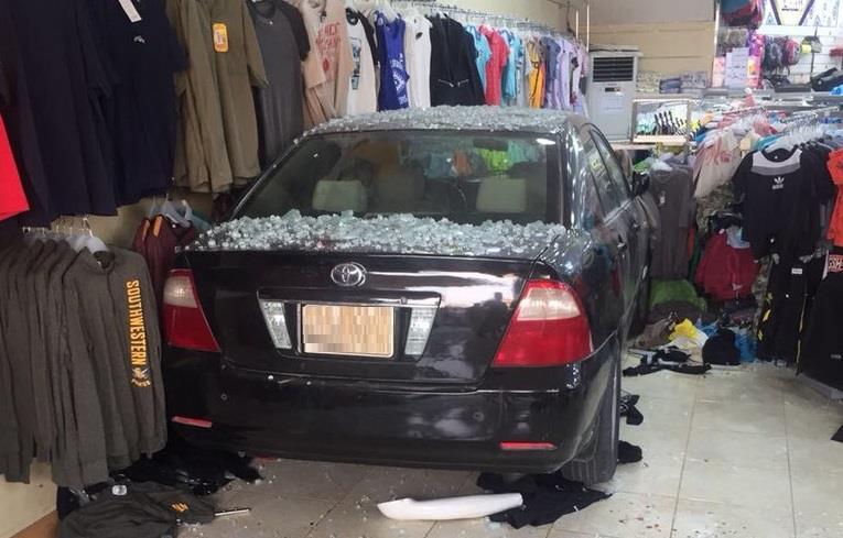 أخبار 24 فيديو جديد لحادث اقتحام سيارة تقودها امرأة متجرا بالأحساء