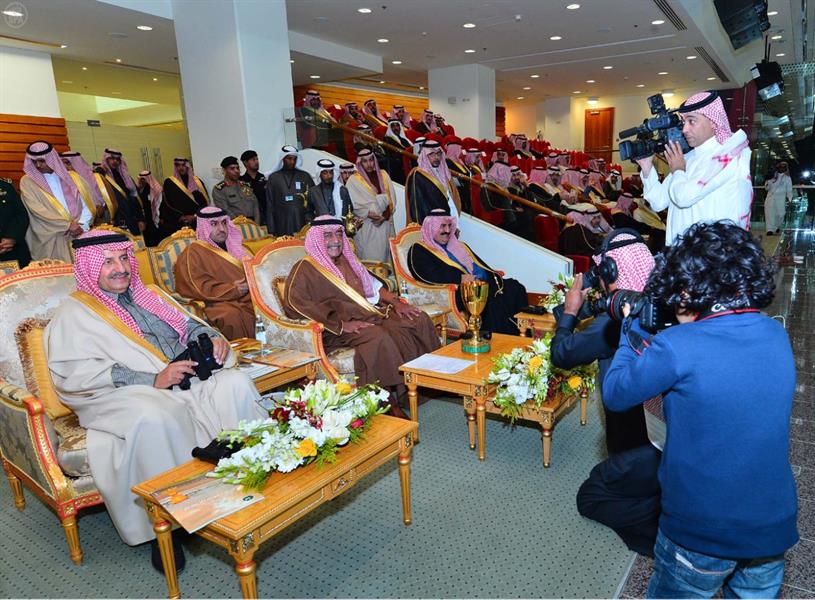 الأمير مقرن يلتقي أصغر مصور فوتوغرافي