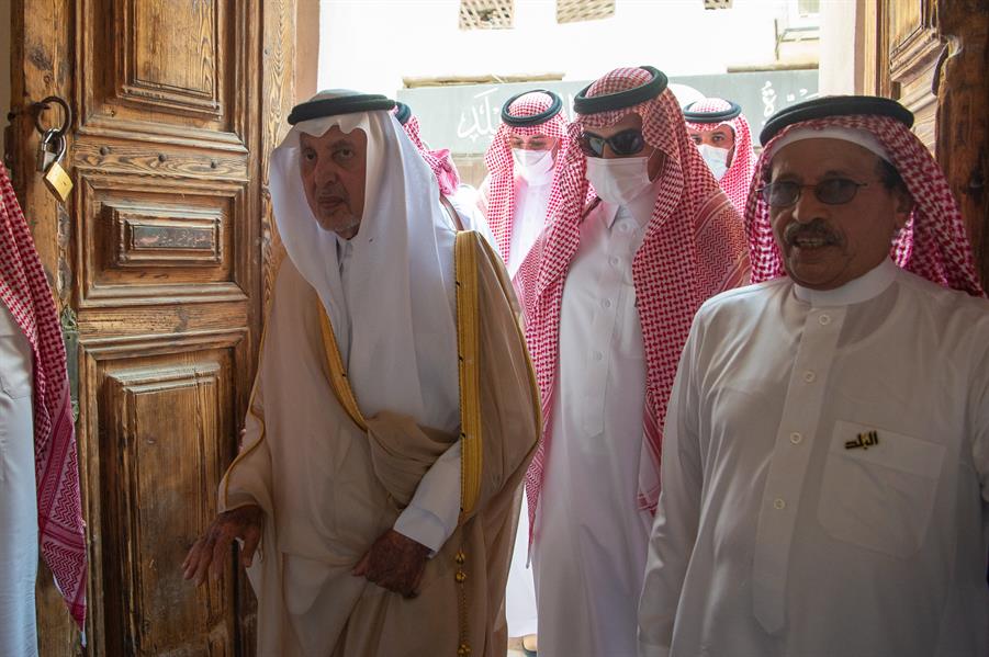 خالد الفيصل يزور مشروع تطوير المنطقة التاريخية بـجدة