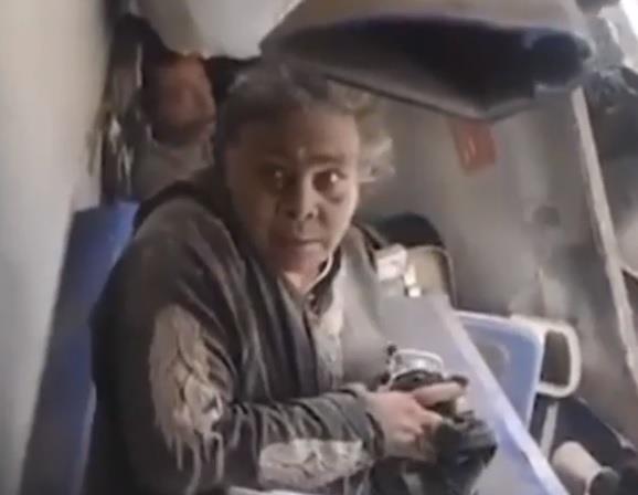 قصة مؤلمة لمسنة ناجية من حـادث تصادم القطارين في مصر