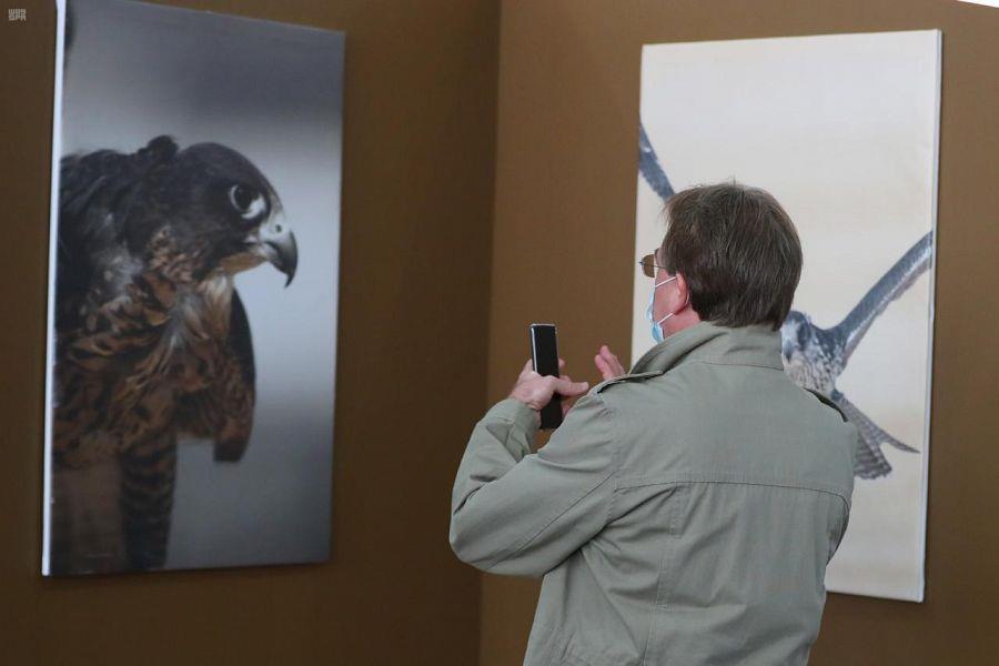 السفير الفرنسي في المملكة يزور مهرجان الصقور السفير الفرنسي في المملكة يزور مهرجان الصقور