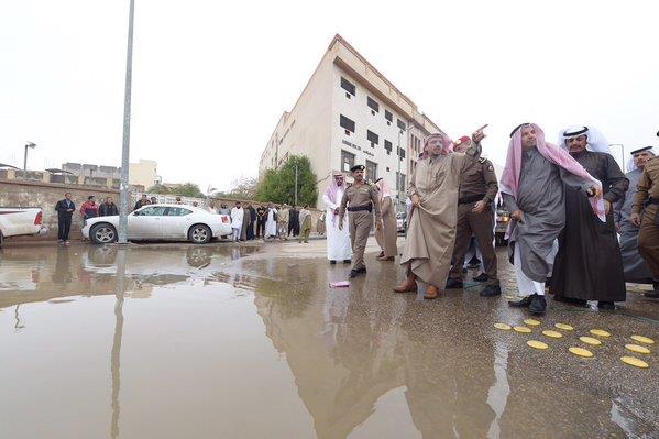 أمير القصيم يتفقد أضرار الأمطار في بريدة