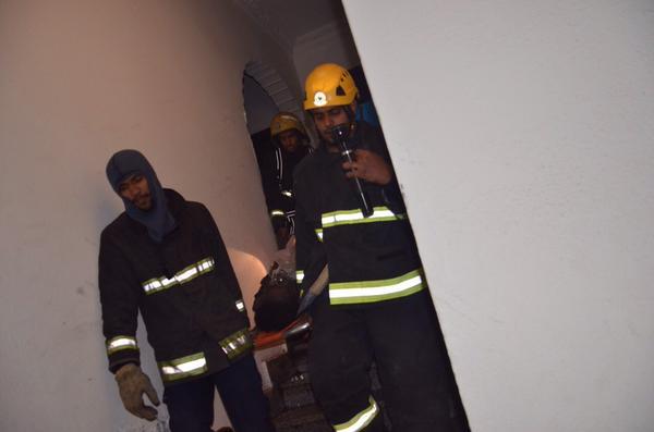 فرق الدفاع المدني لدى مباشرتها الحادث