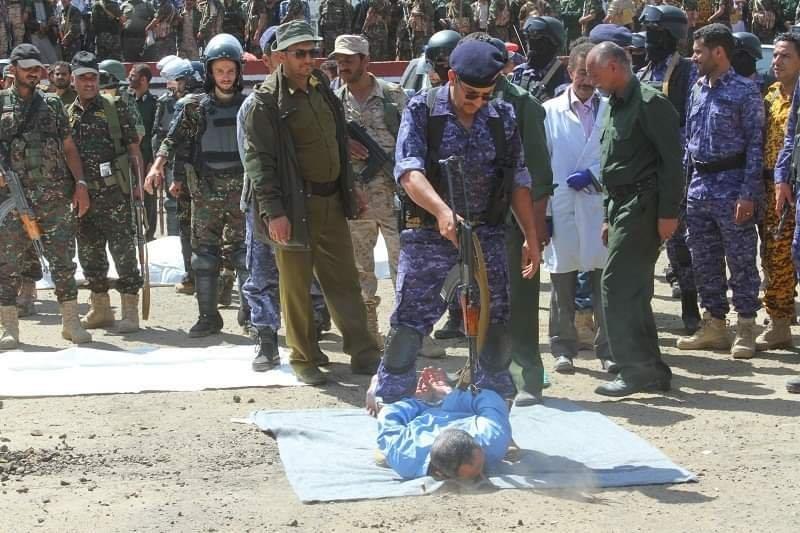 صور مؤلمة.. لحظة انتظار طفل يمني لإعدامه بالرصاص من قبل مليشيا الحوثي  