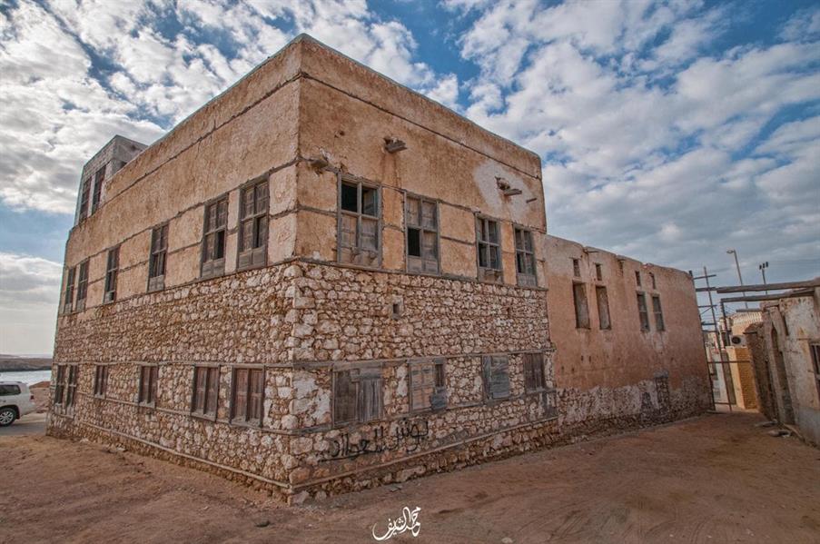 بلدة سعودية مبنية بالكامل من الطين وتطل على البحر الأحمر بلدة سعودية مبنية بالكامل من الطين وتطل على البحر الأحمر