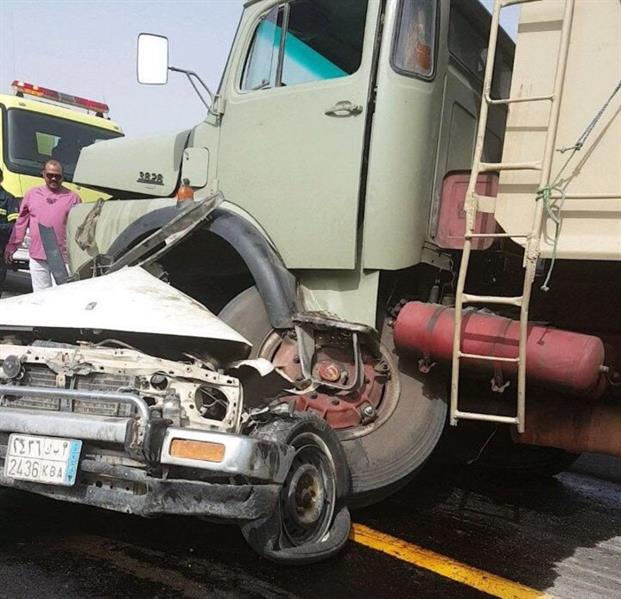 بالصور.. شاحنة تسحق مركبة بداخلها شابان على طريق بيشة- سبت العلايا