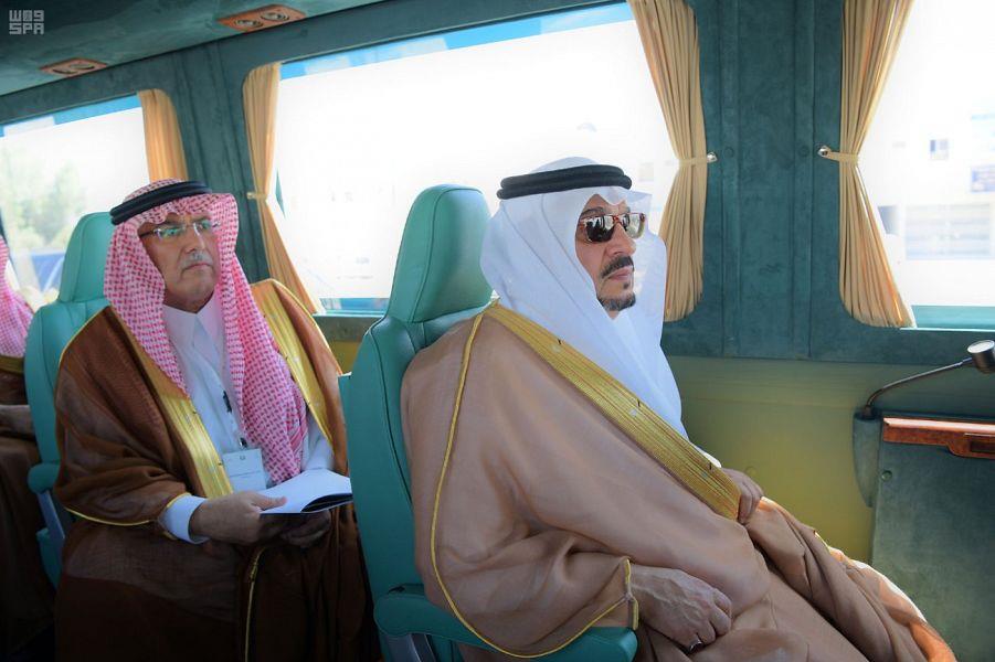 شاهد.. أمير الرياض يفتتح 6 مشاريع لتحسين وتطوير الطرق بالعاصمة