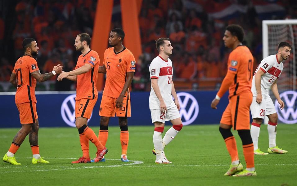 هولندا تسحق تركيا