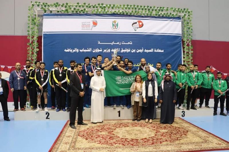 بالصور .. رئيس هيئة الرياضة يكافئ لاعبي الأهلي لكرة الطاولة