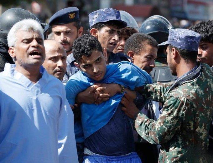 صور مؤلمة.. لحظة انتظار طفل يمني لإعدامه بالرصاص من قبل مليشيا الحوثي  