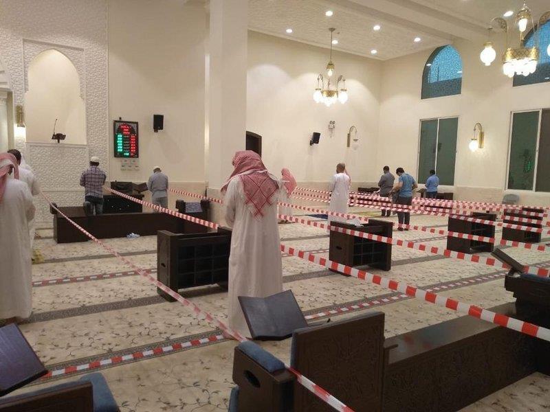 مسجد مقسم بالحواجز والأشرطة الحمراء في الرياض