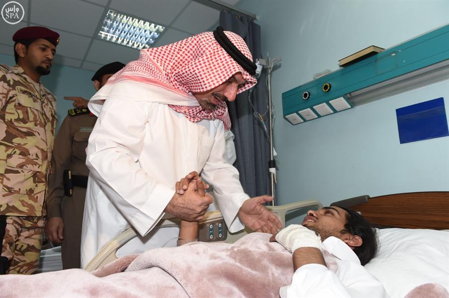أمير نجران يتفقد مسجد المشهد ويزور المصابين بالمستشفى أمير نجران يتفقد مسجد المشهد ويزور المصابين بالمستشفى