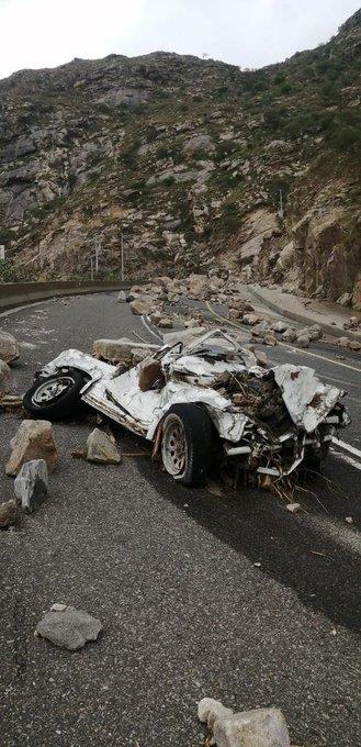  تساقط الصخور من قمم 