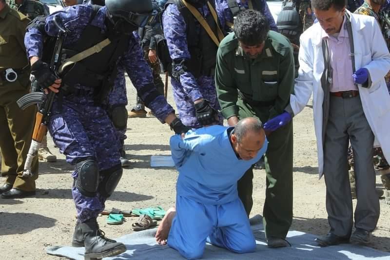 صور مؤلمة.. لحظة انتظار طفل يمني لإعدامه بالرصاص من قبل مليشيا الحوثي  