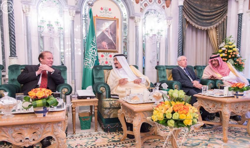 خادم الحرمين يبحث التطورات الإقليمية والدولية مع رئيس وزراء باكستان