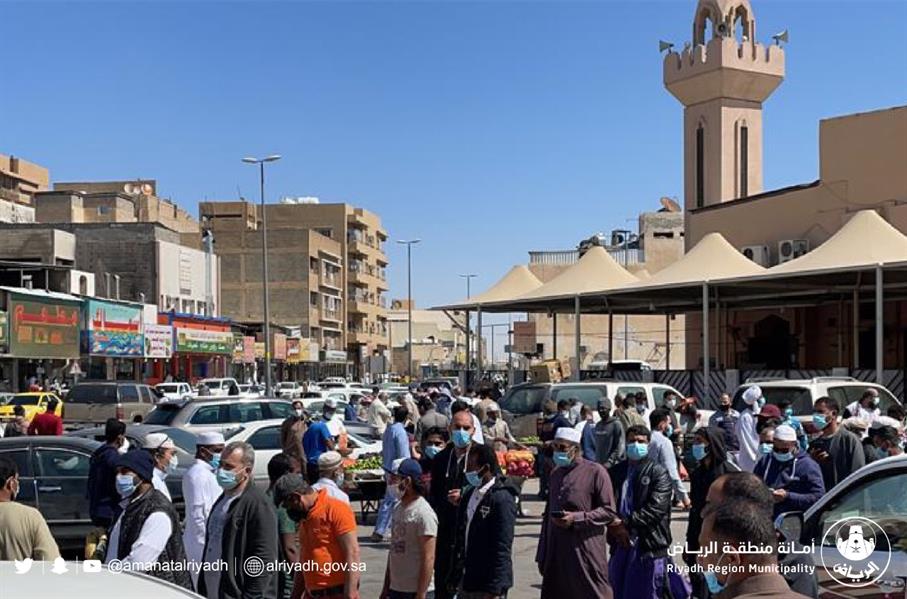 بعد إصرار مسؤوليه على تجاهل التعليمات.. "أمانة الرياض" تغلق سوق اللحوم في البطحاء (صور) 