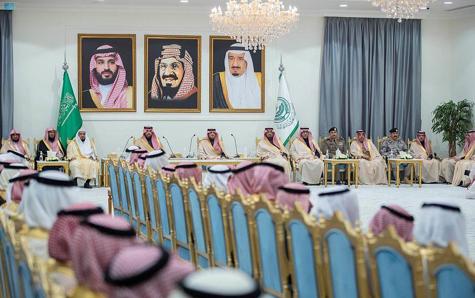 وزير الداخلية يلتقي متقاعدي الوزارة في الحدود الشمالية وزير الداخلية يلتقي متقاعدي الوزارة في الحدود الشمالية