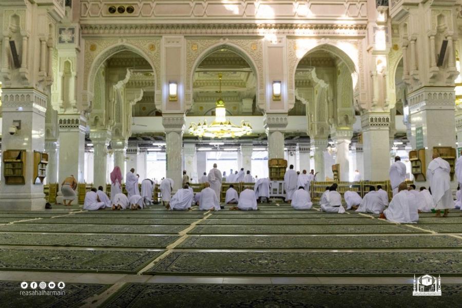 فرش 25 ألف سجادة فاخرة جديدة بالمسجد الحرام استقبالاً لشهر رمضان فرش 25 ألف سجادة فاخرة جديدة بالمسجد الحرام استقبالاً لشهر رمضان