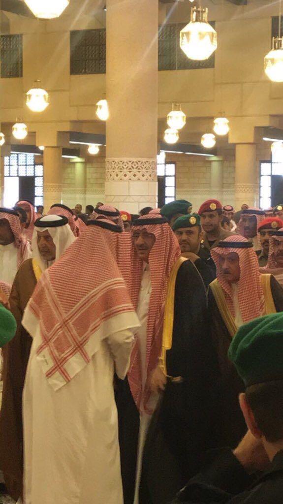 يتقدمهم والده الأمير مقرن وعشرات من الأمراء.. أداء الصلاة على الأمير منصور وتشييع جنازته (صور)