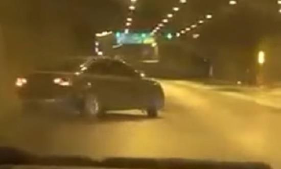 أخبار 24 بالفيديو شاب يمارس التفحيط بطريقة متهورة بين السيارات في شارع رئيسي بالرياض والمرور يقبض عليه