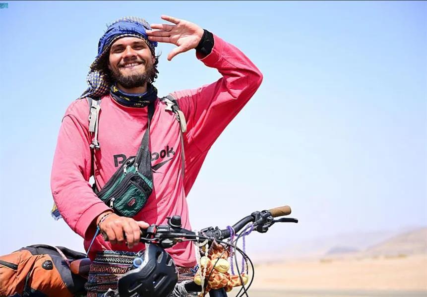 رحالة ألماني يزور المملكة على متن دراجة هوائية
