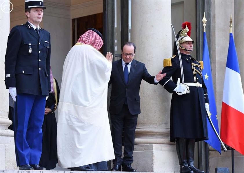 الرئيس الفرنسي يستقبل ولي العهد في الإليزيه.. ويمنحه أرفع الأوسمة الوطنية