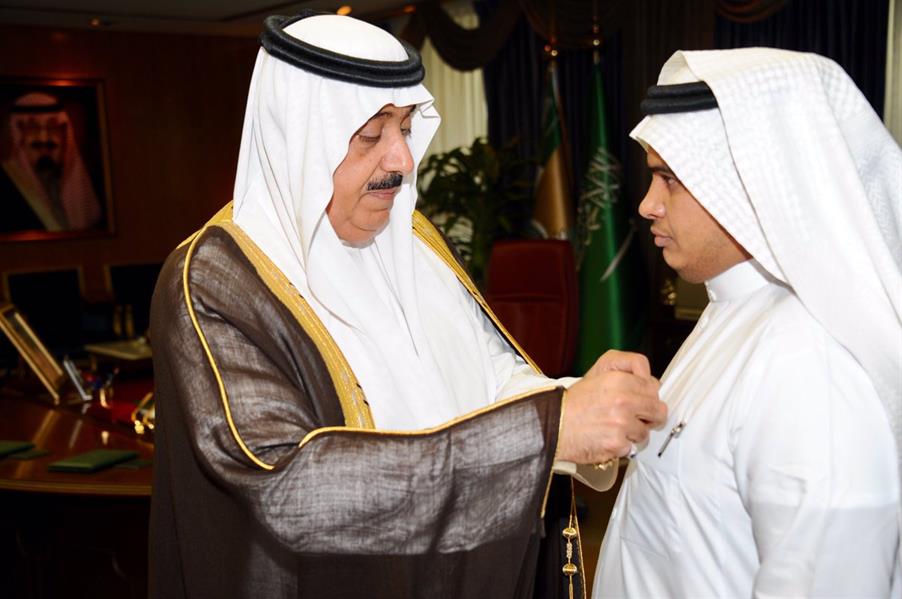 بالصور.. الأمير متعب بن عبدالله يقلد ذوي شهداء الواجب بالحرس الوطني وسام الملك عبدالعزيز