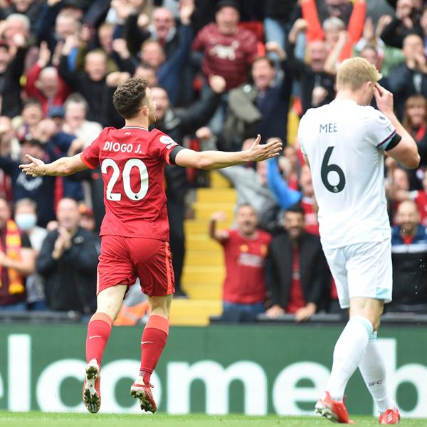 "ليفربول" يتصدر البريميرليغ مؤقتًا بثنائية في "بيرنلي"